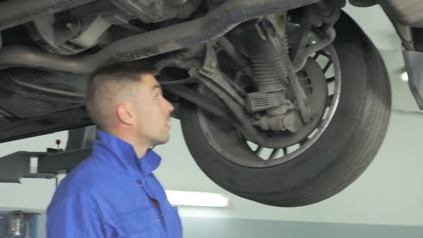Master adviseert over auto reparatie. — Stockvideo