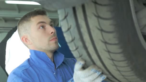 Das Auto steht zur Diagnose auf der Hebebühne. — Stockvideo