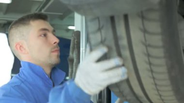 Tanı için Asansör arabadır.