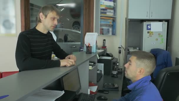 Homme Donne Voiture Réparer Dans Atelier Réparation Automobile Homme Donne — Video