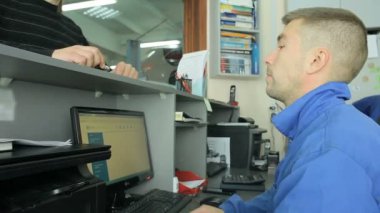 adam araba onarmak için veriyor.