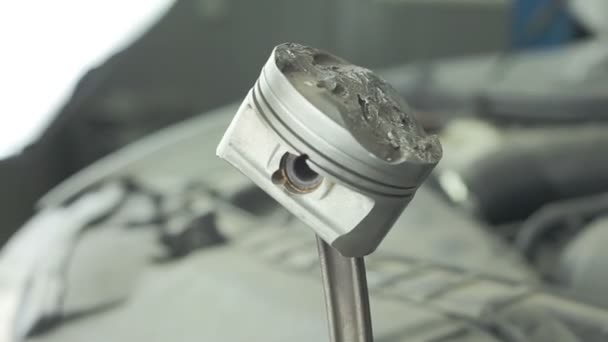 piston endommagé, valve s'est détachée et a brisé la base .