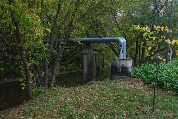 Tubo Lungo Fiume Impresa Industriale Tema Dell Ecologia — Foto Stock