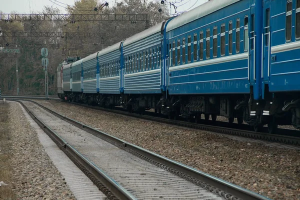 Sonbahar demiryolu Belarus.