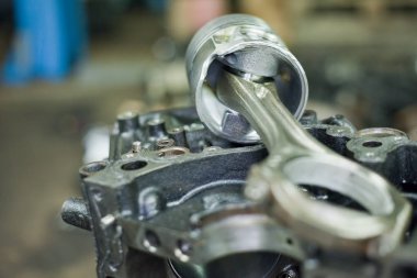 Bağlantı çubukları ile motor pistonları. Dizel motor yedek parçaları