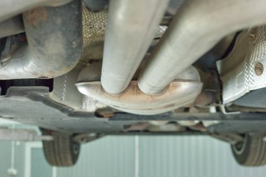 Egzoz borusu aracın alt görünümü.