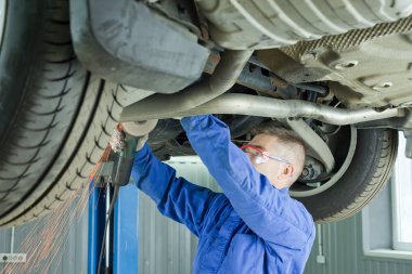 Arabada susturucu makinist keser.