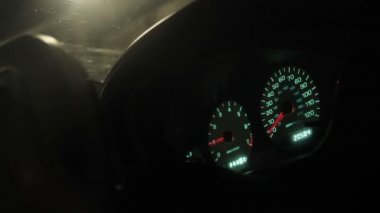 Pano arabada. Hız göstergesi ve hareket, ışık sızıntıları featuring. Görünümü kapatın. 3D render, animasyon.