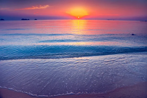 De zand kust en de Oceaan. Zonsondergang. Thailand. — Stockfoto