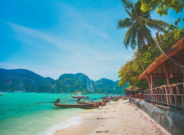 Místní vesnice, pobřeží oceánu. Ostrov Phi Phi. — Stock fotografie