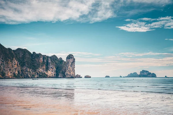 Calm ocean, limestone cliff, cloudy sky. Thailand. — Zdjęcie stockowe