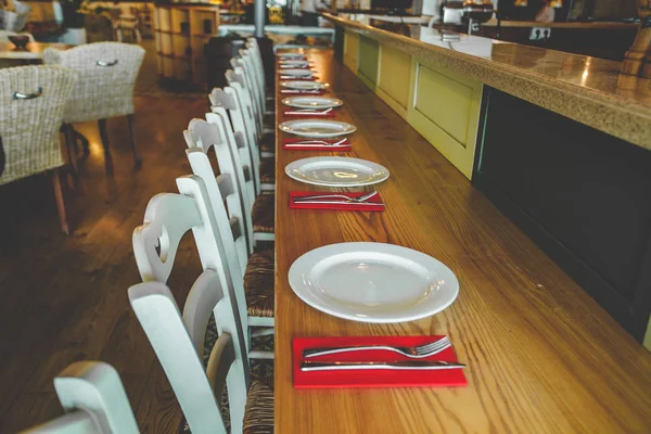 Close-up weergave. De rij van de stoelen en tafels. — Stockfoto