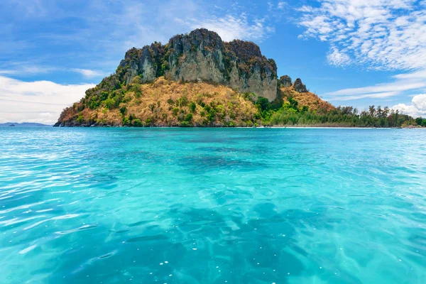 Tropisch eiland in de blauwe oceaan. Thailand. — Stockfoto
