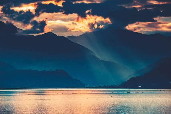De zonsondergang over het Phewa-meer. Pokhara. Nepal. — Stockfoto
