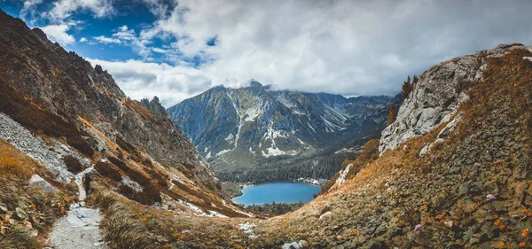 Szczyrbskie Jezioro w dolinie. Tatrach. — Zdjęcie stockowe