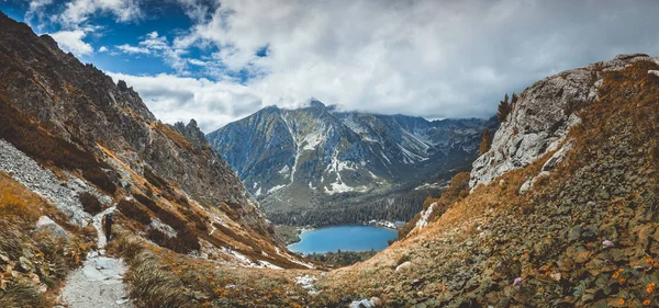 Strbske Pleso sjö i dalen. Tatrabergen. — Stockfoto