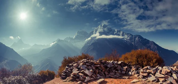 Die Felsbrocken auf dem Berghintergrund. Nepal. — Stockfoto