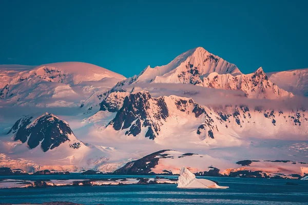 De sneeuw bedekte Antarctische bergketen. — Stockfoto