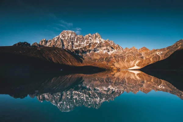 Озеро Гокё на фоне гор Гималаев . — стоковое фото