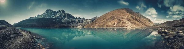 Panoráma. GOKYO tó. Himalája. — Stock Fotó
