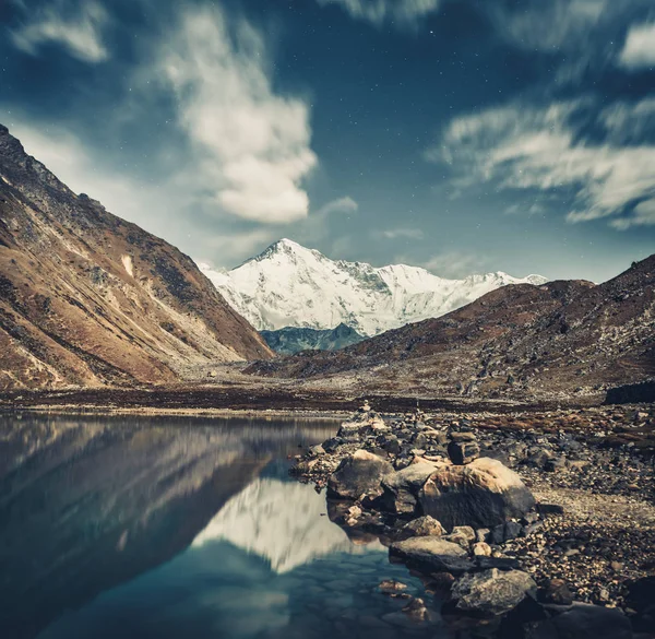 Gokyo Gölü ve gri mavi tonları Himalayalar'da. — Stok fotoğraf