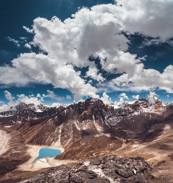 Der strahlend blaue bewölkte Himmel über dem Himalaya. — Stockfoto