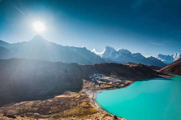 Himalayalar günbatımında. Gokyo Gölü. — Stok fotoğraf