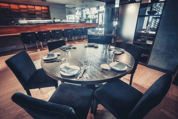 The round table and the chairs. Restaurant decor. — Stock Photo, Image