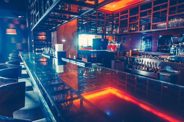 La parte más cercana de la barra de bar moderno . —  Fotos de Stock