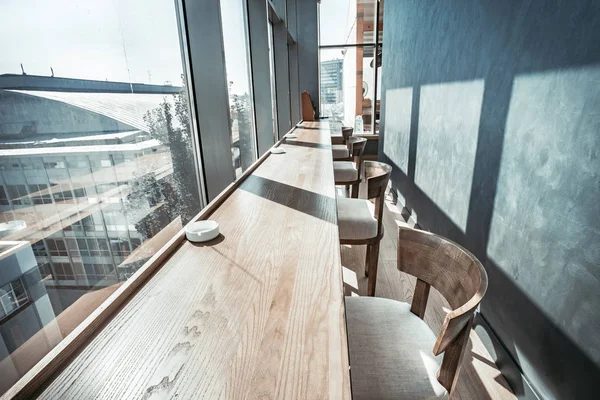 Interieur van het restaurant met panoramisch uitzicht. — Stockfoto