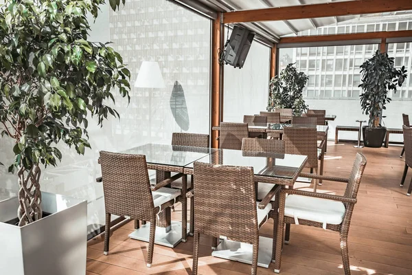 De transparante glazen terras van het restaurant. — Stockfoto