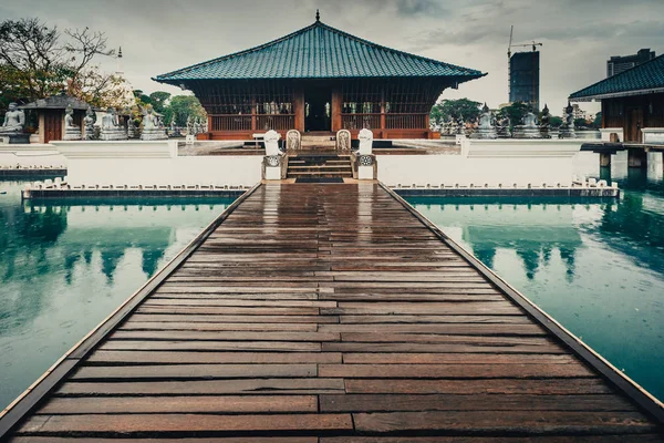 Buddhistischer seema malaka Tempel. Beira-See. kolumbo. — Stockfoto