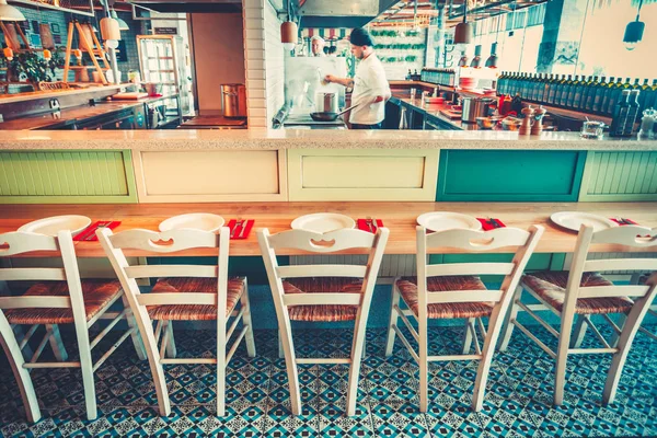 De rij van de stoelen en tafels. Restaurant. — Stockfoto