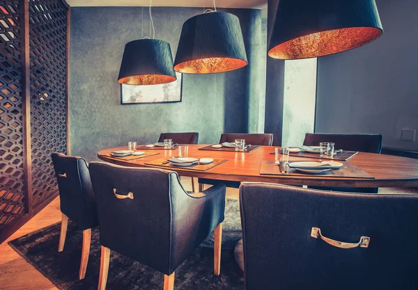 Tavolo arancione, sedie blu, lampade. Arredamento del ristorante . — Foto Stock