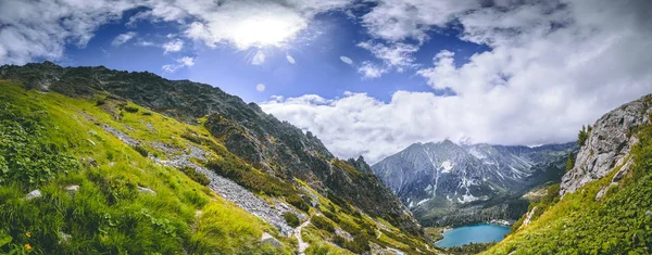 Yeşil vadi, Strbske Pleso Gölü. Tatras. — Stok fotoğraf