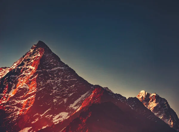 De Thamserku berg. Rode blauwe tinten. — Stockfoto