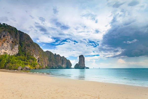 Kalksteen cliff, Oceaan kust, bewolkte hemel. Thailand — Stockfoto