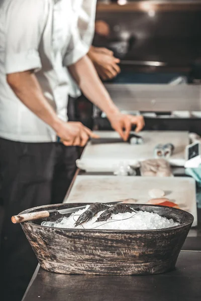 Los langostinos en el bol. El chef haciendo el sushi . — Foto de Stock
