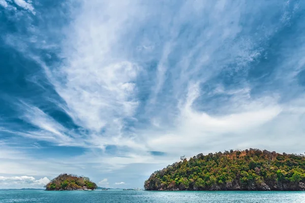 Cielo azul sobre el océano y los acantilados. Tailandia . — Foto de Stock