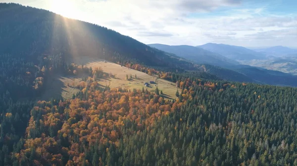 Letecký pohled na krásné podzimní horské krajiny — Stock fotografie