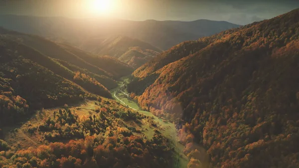 美しい秋の山の風景の空撮 — ストック写真