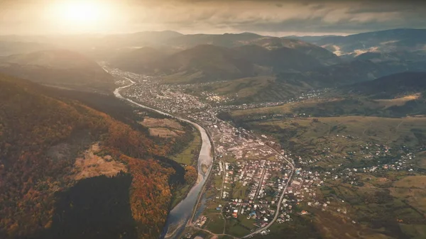Αεροφωτογραφία του όμορφο φθινοπωρινό τοπίο βουνού Εικόνα Αρχείου