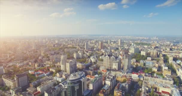 Aereo Drone Volo paesaggio urbano della città vecchia centrale — Video Stock