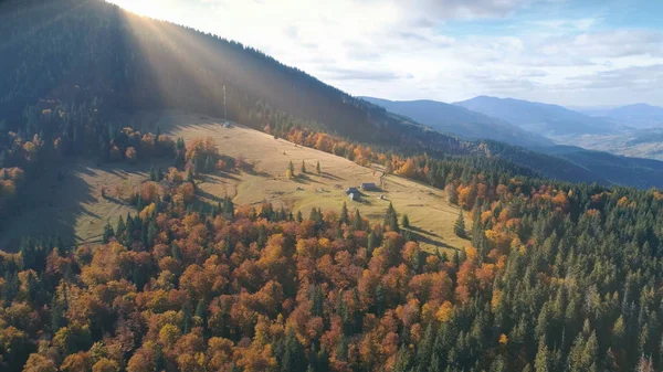 Vista aérea del hermoso paisaje montañoso de otoño —  Fotos de Stock