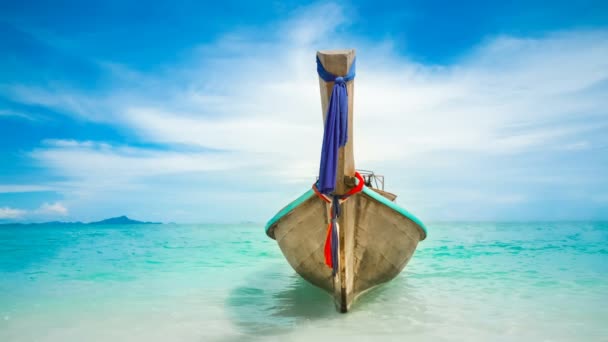 传统的长尾木船在绿松石水晶水 海浪和蓝色多云的天空背景 生活方式 旅行和娱乐 慢运动视差 — 图库视频影像
