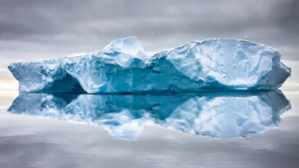 Antarctische aard. Grote ijsberg zweven in de open oceaan — Stockvideo