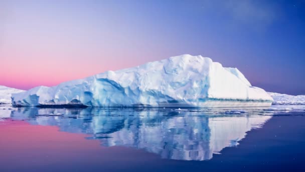 Enorme iceberg largo flota en mar abierto — Vídeo de stock