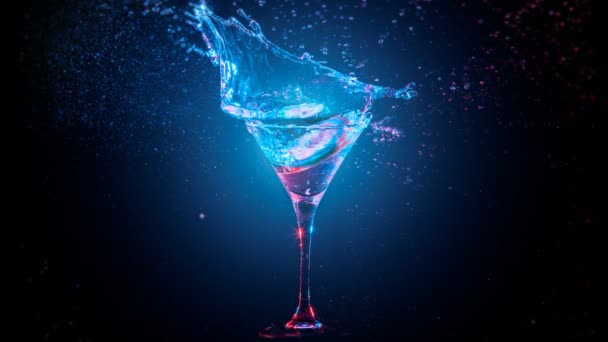 Cocktail moderno brilhante com limão caindo em vidro — Vídeo de Stock