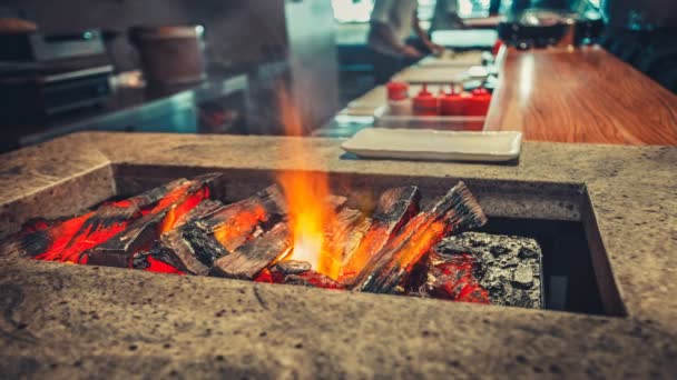 Brûlage du bois de chauffage dans la cuisine du restaurant intérieur — Video