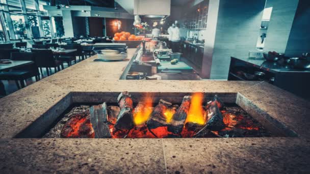 Interior de la cocina moderna con chimenea — Vídeos de Stock